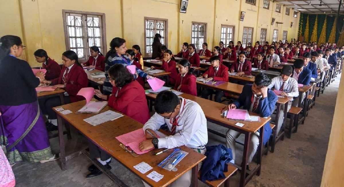 सीबीएसई अब दो बार देगी बोर्ड परीक्षा का मौका, छात्रों के लिए फायदा या नुकसान